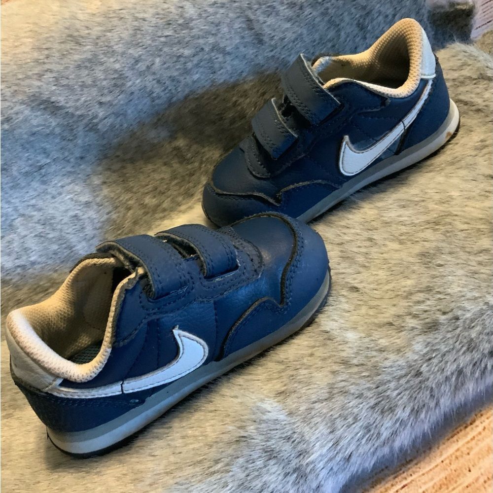 Nike Kids MD Valiant Navy Sneakers Size 6C